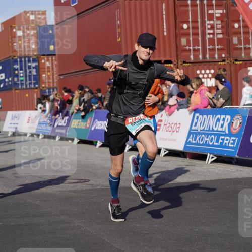 03.10.2025 - Köhlbrandbrückenlauf Michael Burmester http://msf.ph/oto/9017704 03.10.2025 10:17:11 Ziel 1031, 1283, 1573, 1794, 1807, 1835, 1850, 1956, 2089, 2974, 3281, 3557, 3765 meine-sportfotos.de