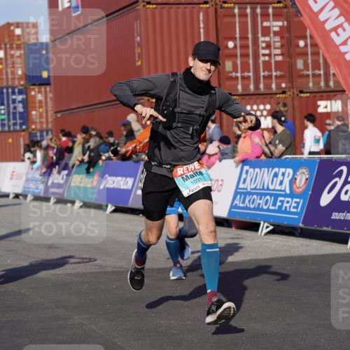 03.10.2025 - Köhlbrandbrückenlauf Michael Burmester http://msf.ph/oto/9017708 03.10.2025 10:17:11 Ziel 1031, 1283, 1573, 1794, 1807, 1835, 1850, 1956, 2089, 2974, 3281, 3557, 3765 meine-sportfotos.de