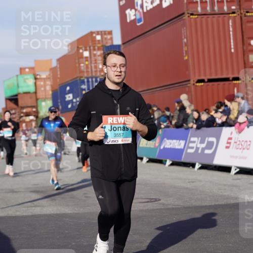 03.10.2025 - Köhlbrandbrückenlauf Michael Burmester http://msf.ph/oto/9017718 03.10.2025 10:17:12 Ziel 1031, 1283, 1573, 1794, 1807, 1835, 1850, 2974, 3281, 3557, 3765 meine-sportfotos.de