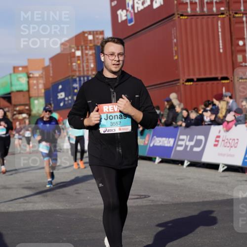 03.10.2025 - Köhlbrandbrückenlauf Michael Burmester http://msf.ph/oto/9017722 03.10.2025 10:17:12 Ziel 1031, 1283, 1573, 1794, 1807, 1835, 1850, 2974, 3281, 3557, 3765 meine-sportfotos.de