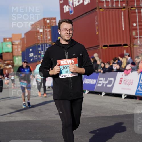 03.10.2025 - Köhlbrandbrückenlauf Michael Burmester http://msf.ph/oto/9017726 03.10.2025 10:17:12 Ziel 1031, 1283, 1573, 1794, 1807, 1835, 1850, 2974, 3281, 3557, 3765 meine-sportfotos.de