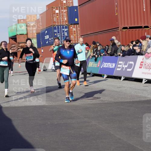 03.10.2025 - Köhlbrandbrückenlauf Michael Burmester http://msf.ph/oto/9017731 03.10.2025 10:17:14 Ziel 1031, 1283, 1573, 1794, 1835, 1850, 2242, 2269, 2789, 2974, 3191, 3252, 3281, 3557, 3642, 3765 meine-sportfotos.de