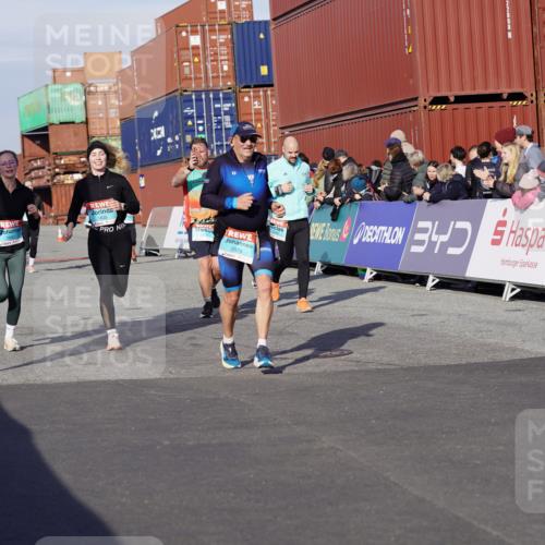 03.10.2025 - Köhlbrandbrückenlauf Michael Burmester http://msf.ph/oto/9017736 03.10.2025 10:17:14 Ziel 1031, 1283, 1573, 1794, 1835, 1850, 2242, 2269, 2789, 2974, 3191, 3252, 3281, 3557, 3642, 3765 meine-sportfotos.de