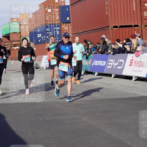 03.10.2025 - Köhlbrandbrückenlauf Michael Burmester http://msf.ph/oto/9017741 03.10.2025 10:17:14 Ziel 1031, 1283, 1573, 1794, 1835, 1850, 2242, 2269, 2789, 2974, 3191, 3252, 3281, 3557, 3642, 3765 meine-sportfotos.de