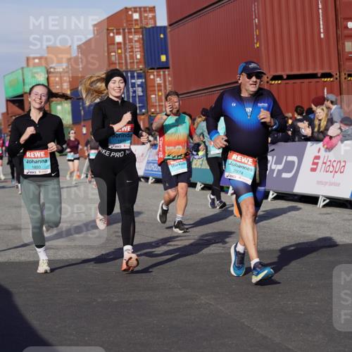 03.10.2025 - Köhlbrandbrückenlauf Michael Burmester http://msf.ph/oto/9017744 03.10.2025 10:17:15 Ziel 1031, 1283, 1481, 1573, 1794, 1835, 1850, 2242, 2269, 2789, 2974, 3191, 3252, 3281, 3557, 3642 meine-sportfotos.de