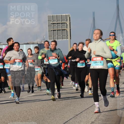 03.10.2025 - Köhlbrandbrückenlauf Luisa Fischer http://msf.ph/oto/9017776 03.10.2025 11:05:00 Position 3 2969, 2099, 2622, 1954 meine-sportfotos.de