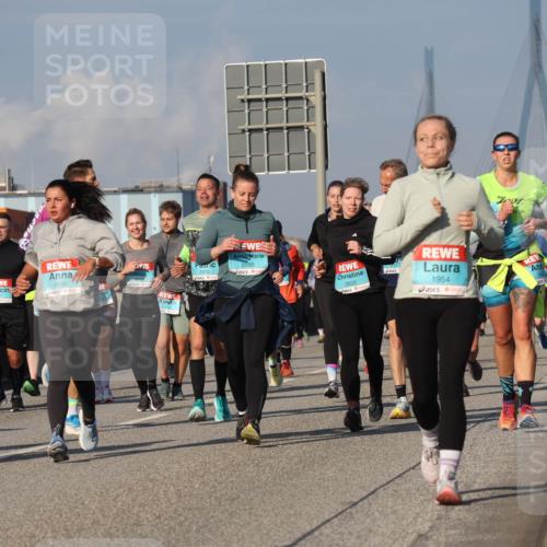 03.10.2025 - Köhlbrandbrückenlauf Luisa Fischer http://msf.ph/oto/9017778 03.10.2025 11:05:00 Position 3 2456, 2512, 2099, 2622, 1954 meine-sportfotos.de