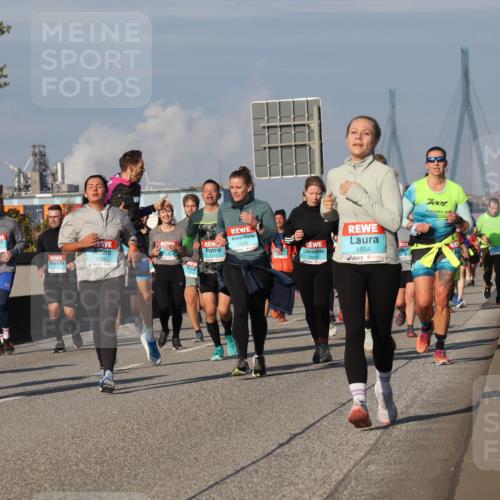 03.10.2025 - Köhlbrandbrückenlauf Luisa Fischer http://msf.ph/oto/9017784 03.10.2025 11:05:01 Position 3 2099, 2512, 1954 meine-sportfotos.de