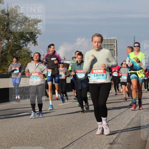 03.10.2025 - Köhlbrandbrückenlauf Luisa Fischer http://msf.ph/oto/9017795 03.10.2025 11:05:03 Position 3 2456, 2099, 1954 meine-sportfotos.de