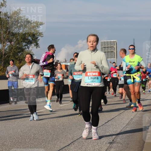 03.10.2025 - Köhlbrandbrückenlauf Luisa Fischer http://msf.ph/oto/9017796 03.10.2025 11:05:03 Position 3 2456, 2099, 1954 meine-sportfotos.de