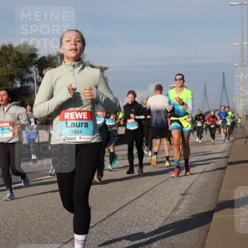 03.10.2025 - Köhlbrandbrückenlauf Luisa Fischer http://msf.ph/oto/9017808 03.10.2025 11:05:05 Position 3 2456, 1954 meine-sportfotos.de