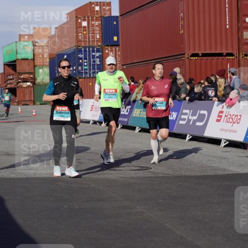 03.10.2025 - Köhlbrandbrückenlauf Michael Burmester http://msf.ph/oto/9017837 03.10.2025 10:17:23 Ziel 1481, 1794, 1883, 2172, 2242, 2269, 2577, 2789, 3191, 3252, 3265, 3642 meine-sportfotos.de