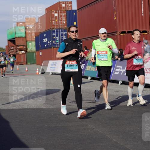 03.10.2025 - Köhlbrandbrückenlauf Michael Burmester http://msf.ph/oto/9017857 03.10.2025 10:17:24 Ziel 1481, 1883, 2172, 2242, 2269, 2577, 2789, 3191, 3252, 3265, 3642 meine-sportfotos.de