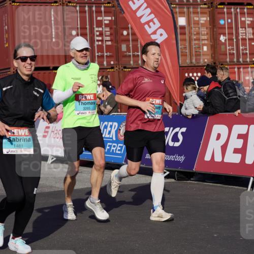 03.10.2025 - Köhlbrandbrückenlauf Michael Burmester http://msf.ph/oto/9017875 03.10.2025 10:17:25 Ziel 1481, 1792, 1883, 2172, 2242, 2269, 2577, 2789, 3172, 3191, 3252, 3265, 3642 meine-sportfotos.de