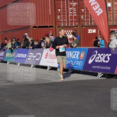 03.10.2025 - Köhlbrandbrückenlauf Michael Burmester http://msf.ph/oto/9017879 03.10.2025 10:17:26 Ziel 1481, 1792, 1883, 2172, 2242, 2269, 2577, 2789, 3172, 3265, 3642 meine-sportfotos.de
