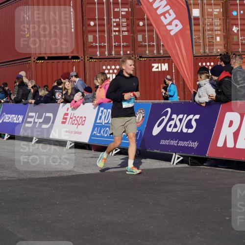 03.10.2025 - Köhlbrandbrückenlauf Michael Burmester http://msf.ph/oto/9017893 03.10.2025 10:17:26 Ziel 1481, 1792, 1883, 2172, 2242, 2269, 2577, 2789, 3172, 3265, 3642 meine-sportfotos.de