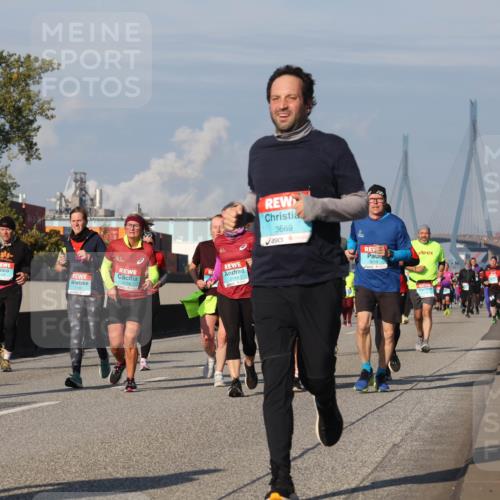03.10.2025 - Köhlbrandbrückenlauf Luisa Fischer http://msf.ph/oto/9017894 03.10.2025 11:05:20 Position 3 2174, 3669, 2143 meine-sportfotos.de