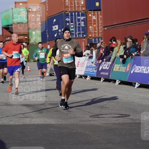 03.10.2025 - Köhlbrandbrückenlauf Michael Burmester http://msf.ph/oto/9017898 03.10.2025 10:17:29 Ziel 1213, 1647, 1792, 1883, 2172, 2577, 2765, 2768, 2770, 3172, 3216, 3265, 3647 meine-sportfotos.de