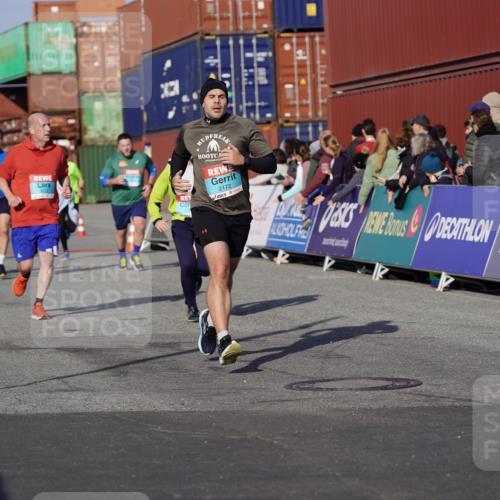 03.10.2025 - Köhlbrandbrückenlauf Michael Burmester http://msf.ph/oto/9017902 03.10.2025 10:17:29 Ziel 1213, 1647, 1792, 1883, 2172, 2577, 2765, 2768, 2770, 3172, 3216, 3265, 3647 meine-sportfotos.de