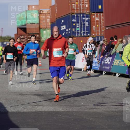 03.10.2025 - Köhlbrandbrückenlauf Michael Burmester http://msf.ph/oto/9017907 03.10.2025 10:17:30 Ziel 1213, 1647, 1792, 2172, 2577, 2765, 2768, 2770, 3172, 3216, 3647 meine-sportfotos.de