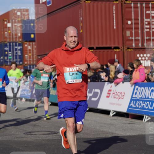 03.10.2025 - Köhlbrandbrückenlauf Michael Burmester http://msf.ph/oto/9017932 03.10.2025 10:17:32 Ziel 1213, 1647, 1792, 2172, 2765, 2768, 2770, 2825, 2826, 3081, 3172, 3216, 3647 meine-sportfotos.de