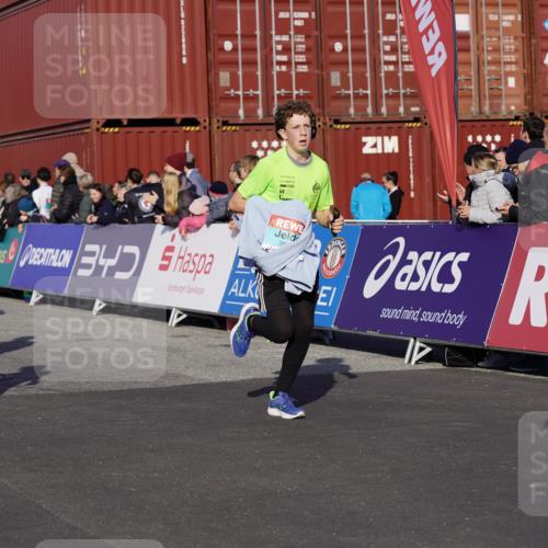 03.10.2025 - Köhlbrandbrückenlauf Michael Burmester http://msf.ph/oto/9017974 03.10.2025 10:17:36 Ziel 1213, 1647, 1684, 1731, 1736, 1792, 2088, 2678, 2765, 2768, 2770, 2825, 2826, 2836, 3081, 3172, 3216, 3268, 3647 meine-sportfotos.de