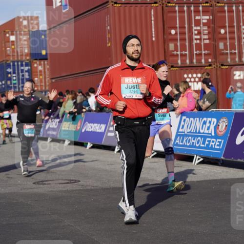 03.10.2025 - Köhlbrandbrückenlauf Michael Burmester http://msf.ph/oto/9018000 03.10.2025 10:17:37 Ziel 1213, 1647, 1684, 1695, 1731, 1736, 1792, 2088, 2678, 2765, 2768, 2770, 2825, 2826, 2836, 3081, 3172, 3216, 3268, 3647 meine-sportfotos.de