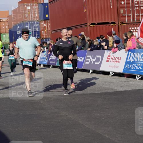 03.10.2025 - Köhlbrandbrückenlauf Michael Burmester http://msf.ph/oto/9018004 03.10.2025 10:17:38 Ziel 1213, 1634, 1647, 1684, 1695, 1731, 1736, 2088, 2678, 2765, 2768, 2770, 2825, 2826, 2836, 3081, 3216, 3268, 3647 meine-sportfotos.de