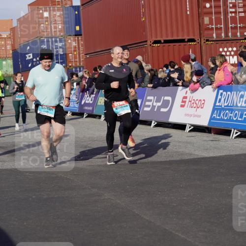 03.10.2025 - Köhlbrandbrückenlauf Michael Burmester http://msf.ph/oto/9018007 03.10.2025 10:17:38 Ziel 1213, 1634, 1647, 1684, 1695, 1731, 1736, 2088, 2678, 2765, 2768, 2770, 2825, 2826, 2836, 3081, 3216, 3268, 3647 meine-sportfotos.de