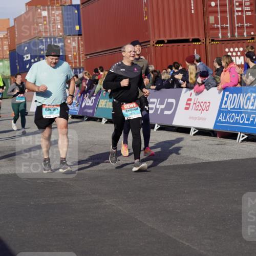 03.10.2025 - Köhlbrandbrückenlauf Michael Burmester http://msf.ph/oto/9018011 03.10.2025 10:17:38 Ziel 1213, 1634, 1647, 1684, 1695, 1731, 1736, 2088, 2678, 2765, 2768, 2770, 2825, 2826, 2836, 3081, 3216, 3268, 3647 meine-sportfotos.de
