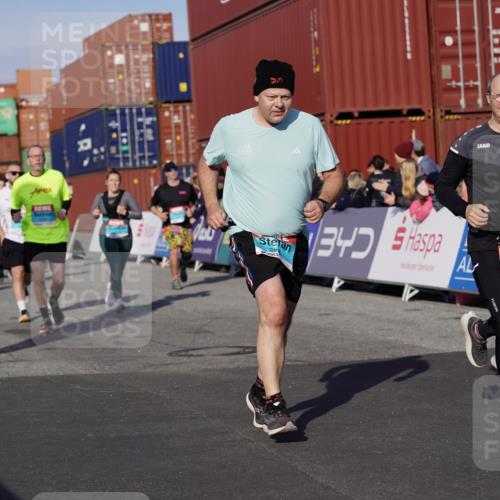 03.10.2025 - Köhlbrandbrückenlauf Michael Burmester http://msf.ph/oto/9018023 03.10.2025 10:17:40 Ziel 1634, 1647, 1659, 1684, 1695, 1731, 1736, 2088, 2678, 2765, 2825, 2826, 2836, 3081, 3150, 3216, 3268, 3468, 3647 meine-sportfotos.de