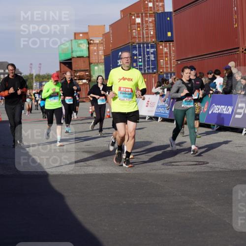 03.10.2025 - Köhlbrandbrückenlauf Michael Burmester http://msf.ph/oto/9018033 03.10.2025 10:17:41 Ziel 1634, 1647, 1649, 1659, 1671, 1684, 1695, 1731, 1736, 2088, 2270, 2678, 2765, 2825, 2826, 2836, 2905, 3081, 3150, 3268, 3468, 3647 meine-sportfotos.de