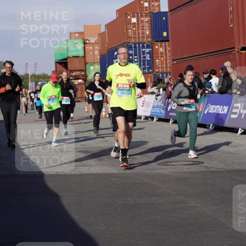 03.10.2025 - Köhlbrandbrückenlauf Michael Burmester http://msf.ph/oto/9018037 03.10.2025 10:17:41 Ziel 1634, 1647, 1649, 1659, 1671, 1684, 1695, 1731, 1736, 2088, 2270, 2678, 2765, 2825, 2826, 2836, 2905, 3081, 3150, 3268, 3468, 3647 meine-sportfotos.de
