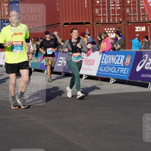 03.10.2025 - Köhlbrandbrückenlauf Michael Burmester http://msf.ph/oto/9018046 03.10.2025 10:17:42 Ziel 1634, 1649, 1659, 1671, 1684, 1695, 1731, 1736, 2088, 2270, 2376, 2678, 2825, 2826, 2836, 2905, 3081, 3150, 3156, 3268, 3468 meine-sportfotos.de