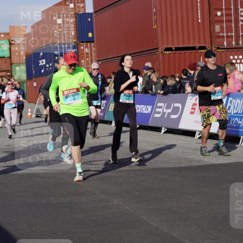 03.10.2025 - Köhlbrandbrückenlauf Michael Burmester http://msf.ph/oto/9018053 03.10.2025 10:17:43 Ziel 1634, 1649, 1659, 1671, 1684, 1695, 1731, 1736, 2088, 2270, 2376, 2678, 2825, 2826, 2836, 2905, 3081, 3150, 3156, 3268, 3468 meine-sportfotos.de