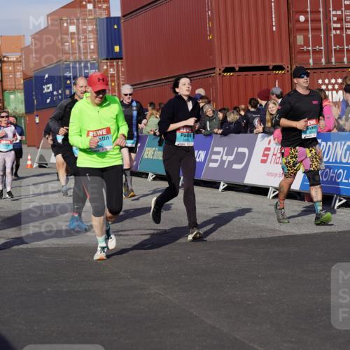 03.10.2025 - Köhlbrandbrückenlauf Michael Burmester http://msf.ph/oto/9018058 03.10.2025 10:17:43 Ziel 1634, 1649, 1659, 1671, 1684, 1695, 1731, 1736, 2088, 2270, 2376, 2678, 2825, 2826, 2836, 2905, 3081, 3150, 3156, 3268, 3468 meine-sportfotos.de