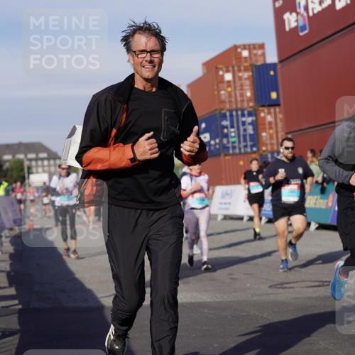 03.10.2025 - Köhlbrandbrückenlauf Michael Burmester http://msf.ph/oto/9018080 03.10.2025 10:17:45 Ziel 1634, 1649, 1659, 1671, 1684, 1695, 1731, 1736, 2088, 2270, 2376, 2499, 2678, 2836, 2905, 3150, 3156, 3268, 3468 meine-sportfotos.de