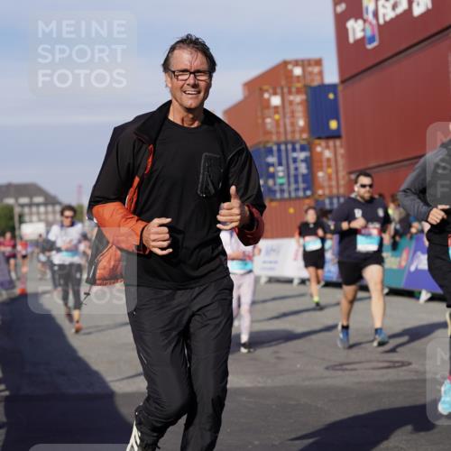 03.10.2025 - Köhlbrandbrückenlauf Michael Burmester http://msf.ph/oto/9018083 03.10.2025 10:17:45 Ziel 1634, 1649, 1659, 1671, 1684, 1695, 1731, 1736, 2088, 2270, 2376, 2499, 2678, 2836, 2905, 3150, 3156, 3268, 3468 meine-sportfotos.de
