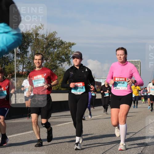 03.10.2025 - Köhlbrandbrückenlauf Luisa Fischer http://msf.ph/oto/9018095 03.10.2025 11:06:02 Position 3 2141, 2139, 2114, 1977 meine-sportfotos.de