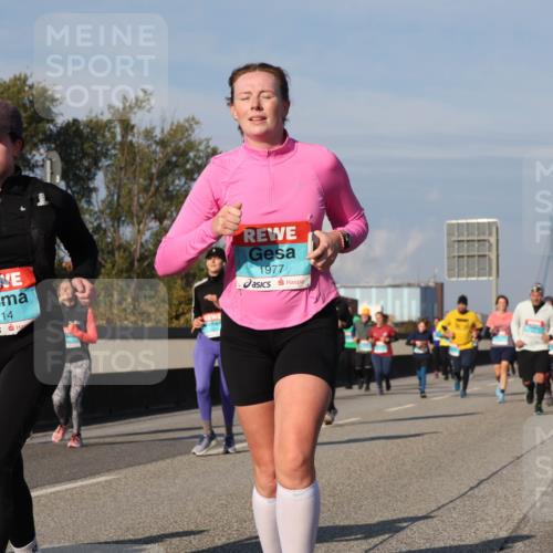 03.10.2025 - Köhlbrandbrückenlauf Luisa Fischer http://msf.ph/oto/9018105 03.10.2025 11:06:03 Position 3 213, 2114, 1977 meine-sportfotos.de