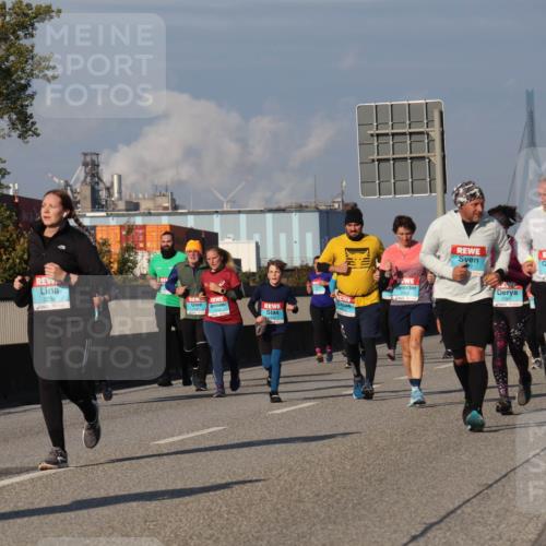 03.10.2025 - Köhlbrandbrückenlauf Luisa Fischer http://msf.ph/oto/9018112 03.10.2025 11:06:05 Position 3 2234, 2152, 1001, 3675 meine-sportfotos.de