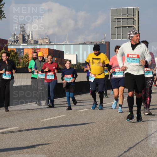 03.10.2025 - Köhlbrandbrückenlauf Luisa Fischer http://msf.ph/oto/9018118 03.10.2025 11:06:06 Position 3 2234, 3240, 2842, 2152, 3677, 100, 3675 meine-sportfotos.de