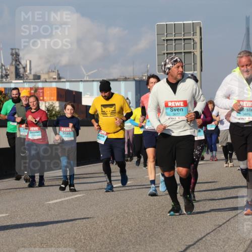 03.10.2025 - Köhlbrandbrückenlauf Luisa Fischer http://msf.ph/oto/9018126 03.10.2025 11:06:07 Position 3 2187, 3240, 2842, 1825, 3677, 3675 meine-sportfotos.de