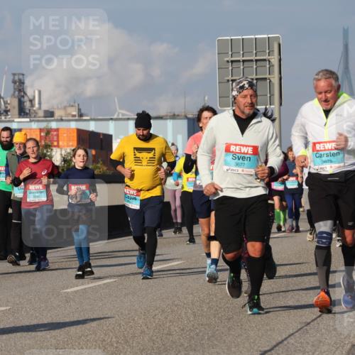 03.10.2025 - Köhlbrandbrückenlauf Luisa Fischer http://msf.ph/oto/9018128 03.10.2025 11:06:07 Position 3 1825, 2540, 3677, 3675 meine-sportfotos.de