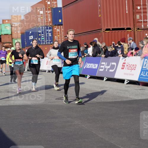 03.10.2025 - Köhlbrandbrückenlauf Michael Burmester http://msf.ph/oto/9018150 03.10.2025 10:17:51 Ziel 1164, 1513, 1649, 1659, 1671, 1815, 1831, 1941, 2270, 2361, 2372, 2376, 2499, 2670, 2905, 2984, 3017, 3150, 3156, 3468, 3762 meine-sportfotos.de