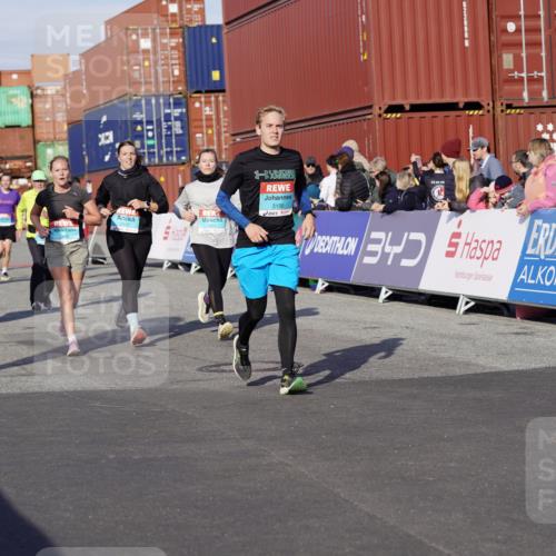 03.10.2025 - Köhlbrandbrückenlauf Michael Burmester http://msf.ph/oto/9018155 03.10.2025 10:17:51 Ziel 1164, 1513, 1649, 1659, 1671, 1815, 1831, 1941, 2270, 2361, 2372, 2376, 2499, 2670, 2905, 2984, 3017, 3150, 3156, 3468, 3762 meine-sportfotos.de