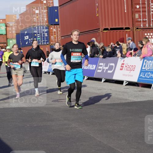 03.10.2025 - Köhlbrandbrückenlauf Michael Burmester http://msf.ph/oto/9018159 03.10.2025 10:17:51 Ziel 1164, 1513, 1649, 1659, 1671, 1815, 1831, 1941, 2270, 2361, 2372, 2376, 2499, 2670, 2905, 2984, 3017, 3150, 3156, 3468, 3762 meine-sportfotos.de