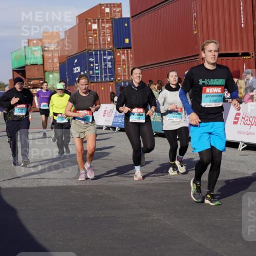 03.10.2025 - Köhlbrandbrückenlauf Michael Burmester http://msf.ph/oto/9018164 03.10.2025 10:17:52 Ziel 1164, 1471, 1513, 1649, 1671, 1815, 1831, 1941, 2270, 2361, 2372, 2376, 2499, 2670, 2905, 2984, 3017, 3150, 3156, 3762 meine-sportfotos.de