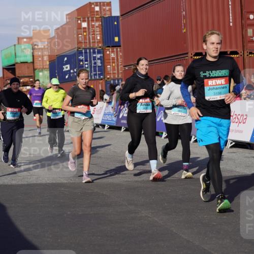 03.10.2025 - Köhlbrandbrückenlauf Michael Burmester http://msf.ph/oto/9018173 03.10.2025 10:17:52 Ziel 1164, 1471, 1513, 1649, 1671, 1815, 1831, 1941, 2270, 2361, 2372, 2376, 2499, 2670, 2905, 2984, 3017, 3150, 3156, 3762 meine-sportfotos.de