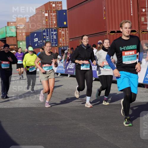 03.10.2025 - Köhlbrandbrückenlauf Michael Burmester http://msf.ph/oto/9018177 03.10.2025 10:17:52 Ziel 1164, 1471, 1513, 1649, 1671, 1815, 1831, 1941, 2270, 2361, 2372, 2376, 2499, 2670, 2905, 2984, 3017, 3150, 3156, 3762 meine-sportfotos.de